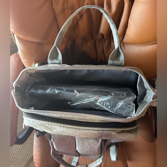 Good Mum Waterproof/USB Diaper Changing Backpack NWOT - Picture 6 of 12